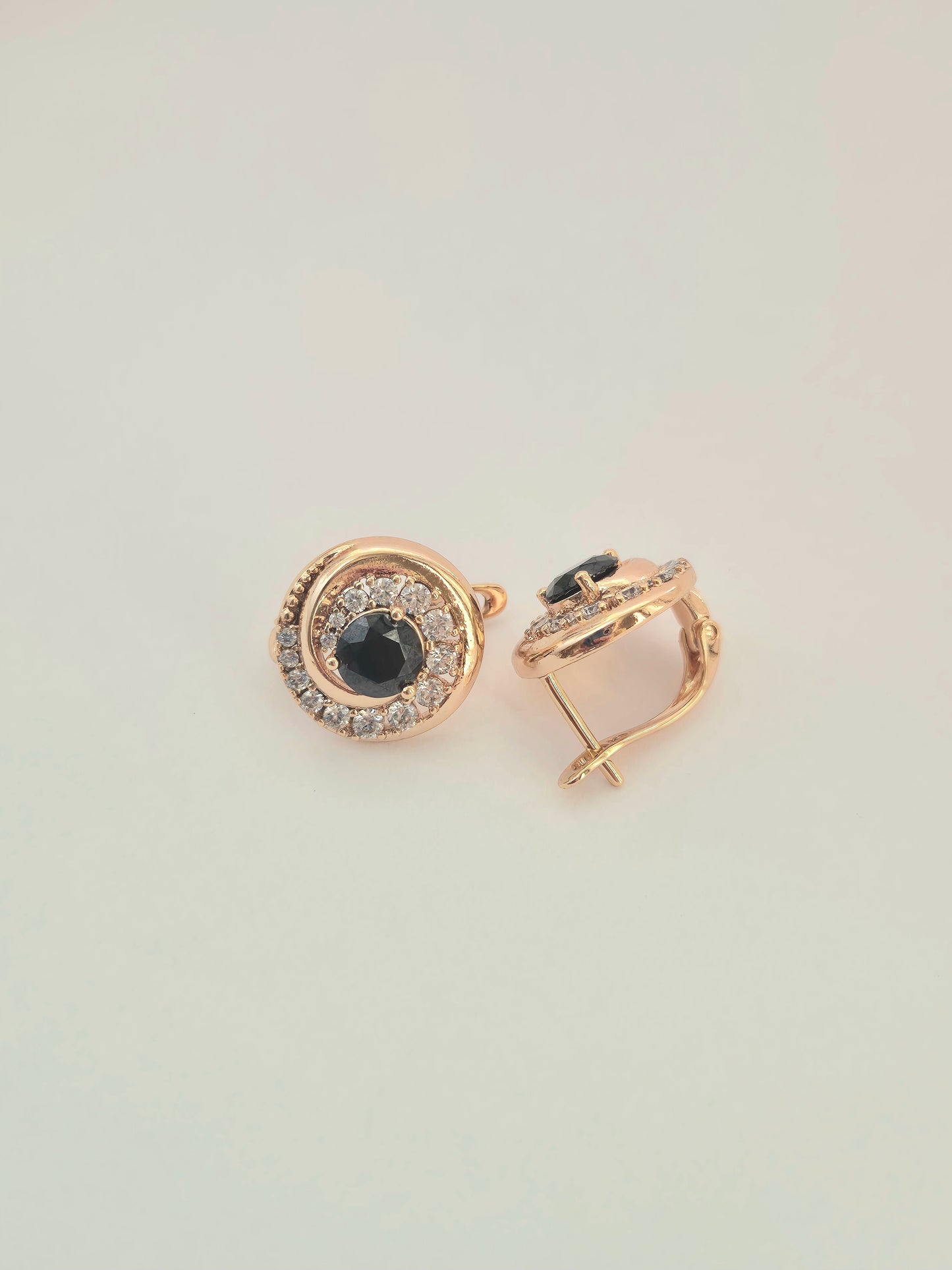 XP auskarai su akute