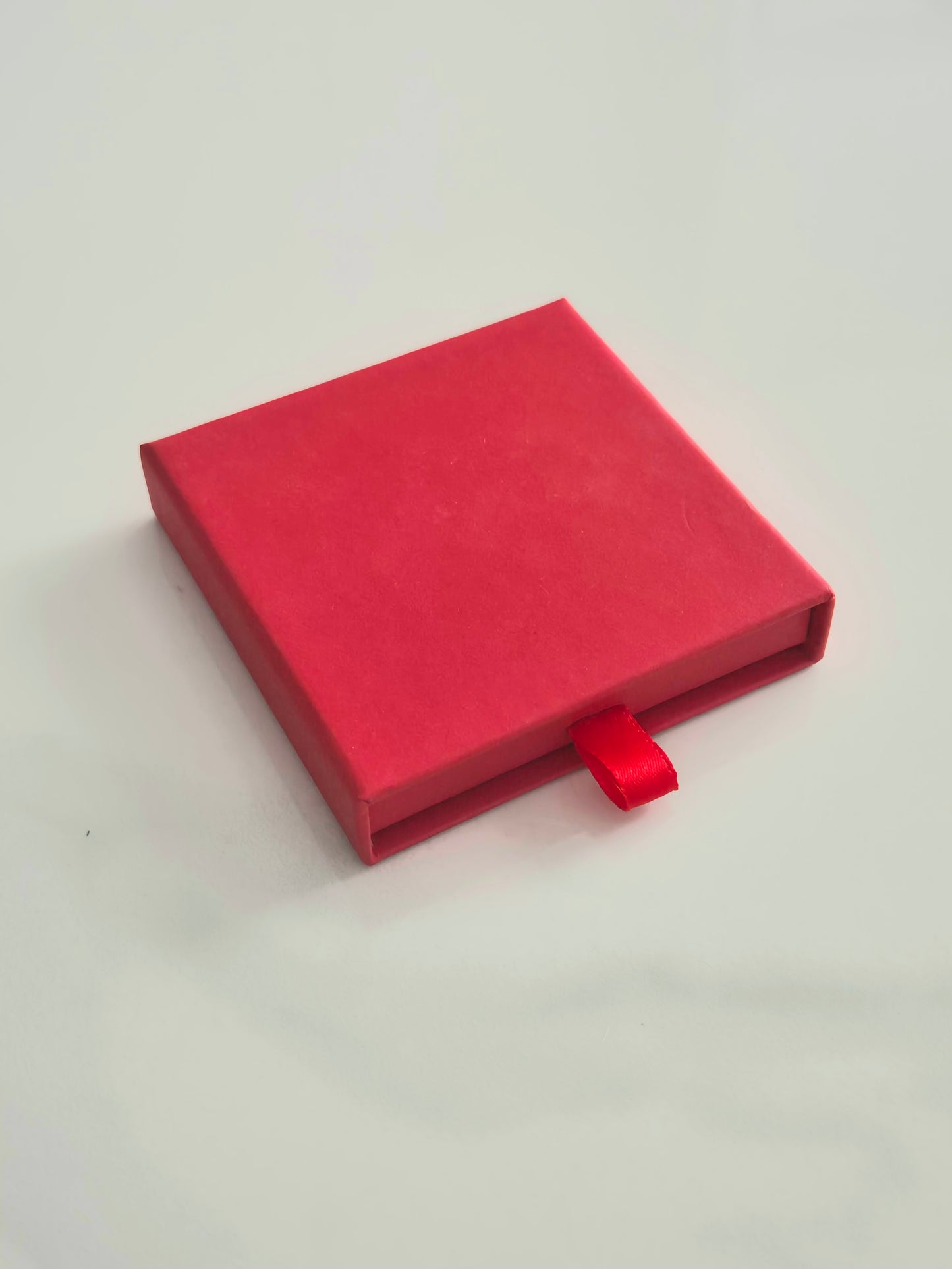 Kompaktiška stalčiuko tipo dėžutė