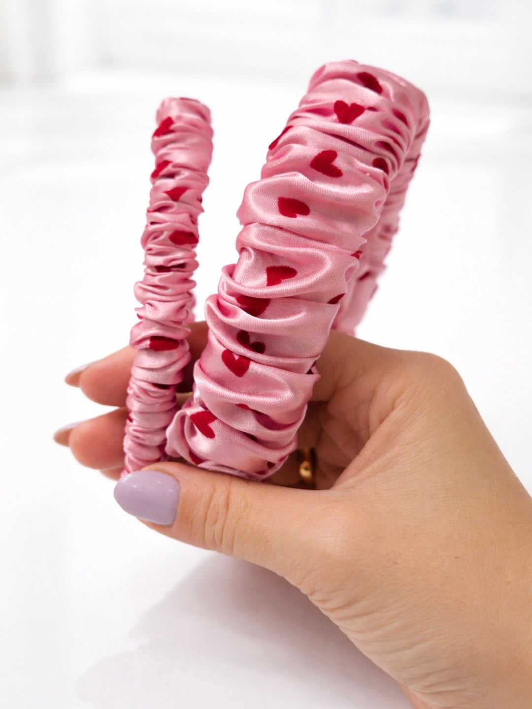 Rožinis satino lankelis su širdelėmis – siauras