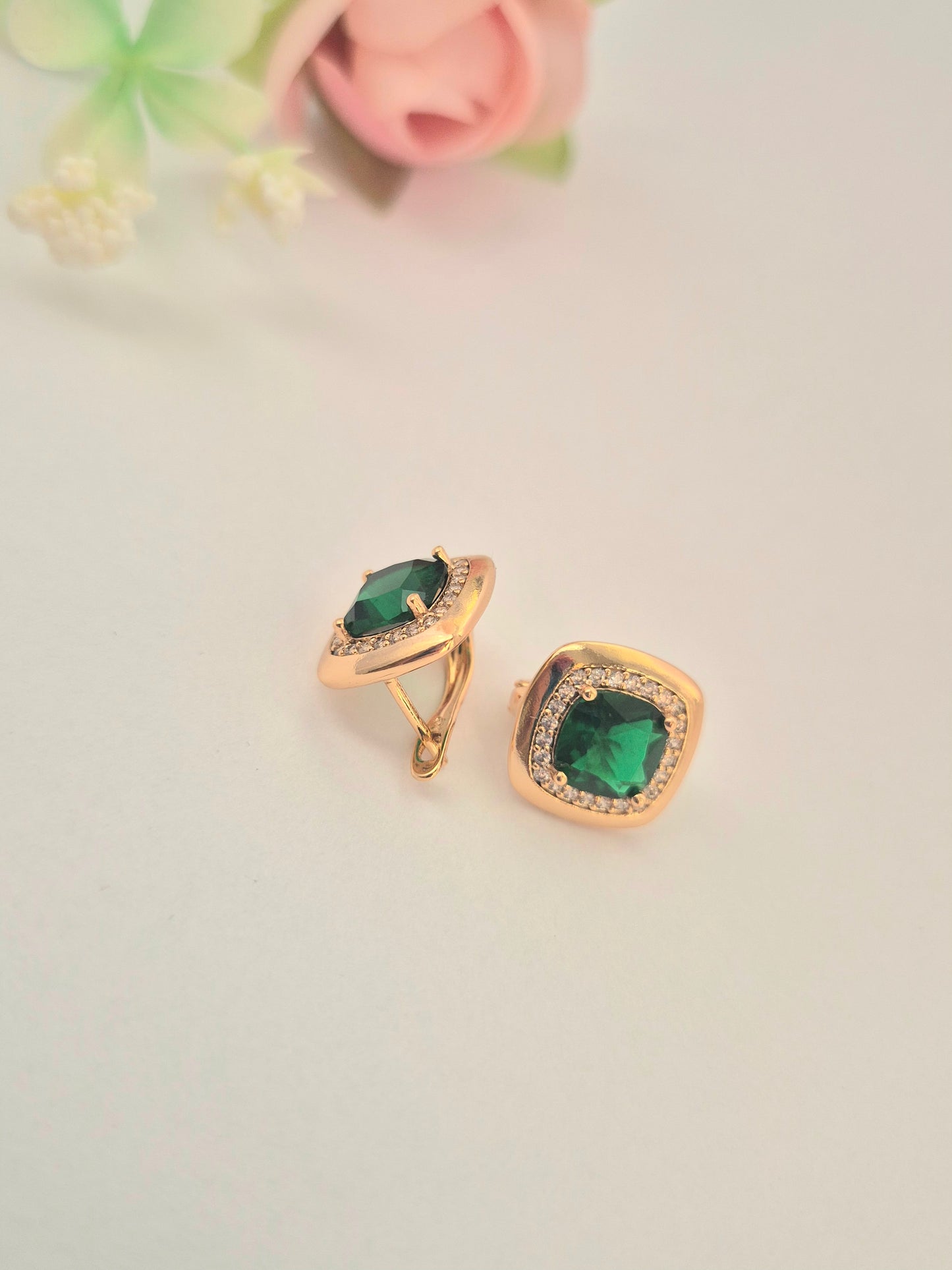 XP auskarai su žaliu akmenėliu