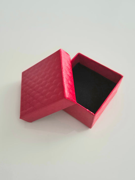 Papuošalų dėžutė dovanoms – raudona (5 × 5 × 3 cm)