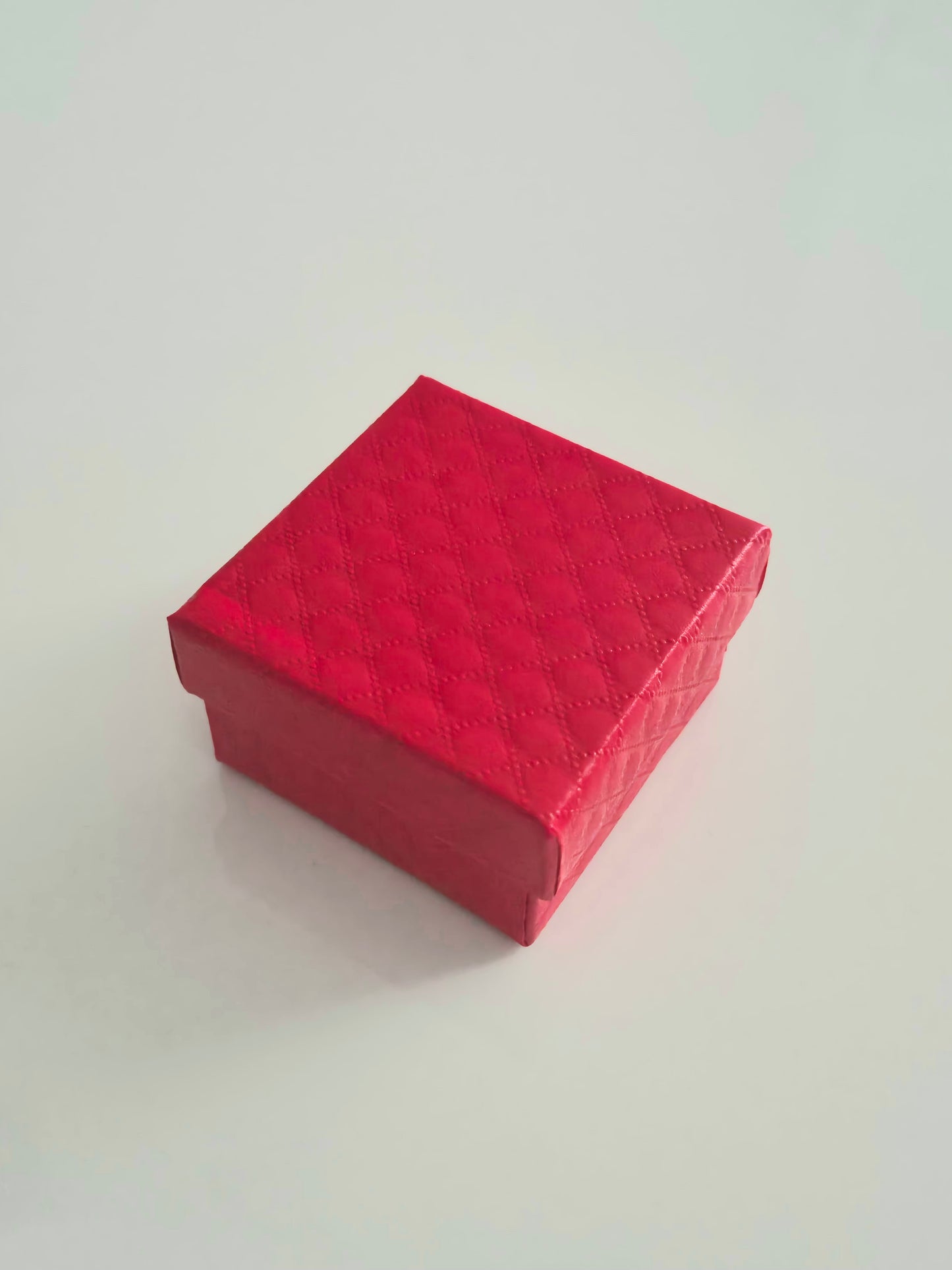 Papuošalų dėžutė dovanoms – raudona (5 × 5 × 3 cm)