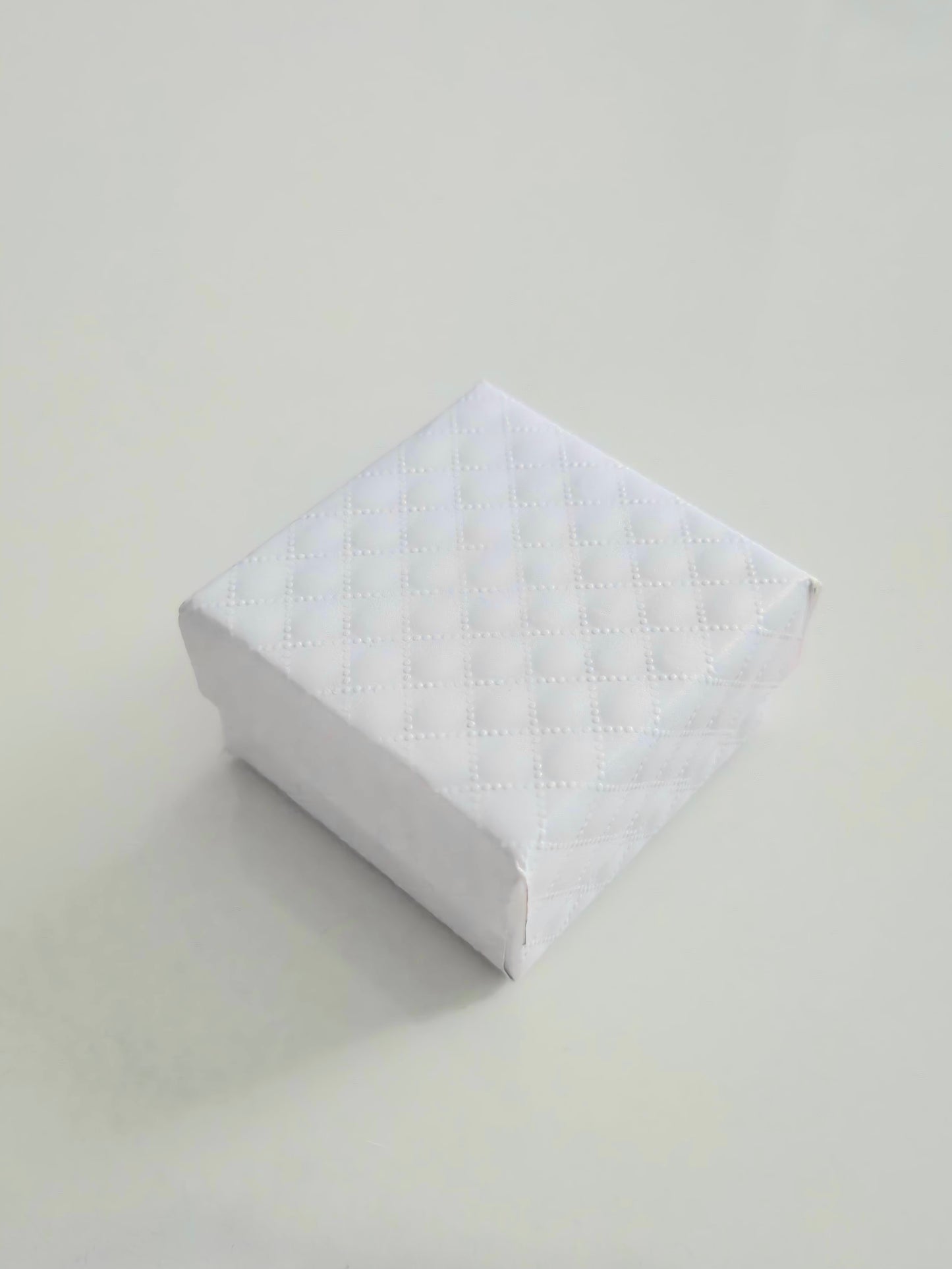 Papuošalų dėžutė dovanoms – balta (5 × 5 × 3 cm)