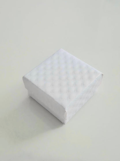 Papuošalų dėžutė dovanoms – balta (5 × 5 × 3 cm)