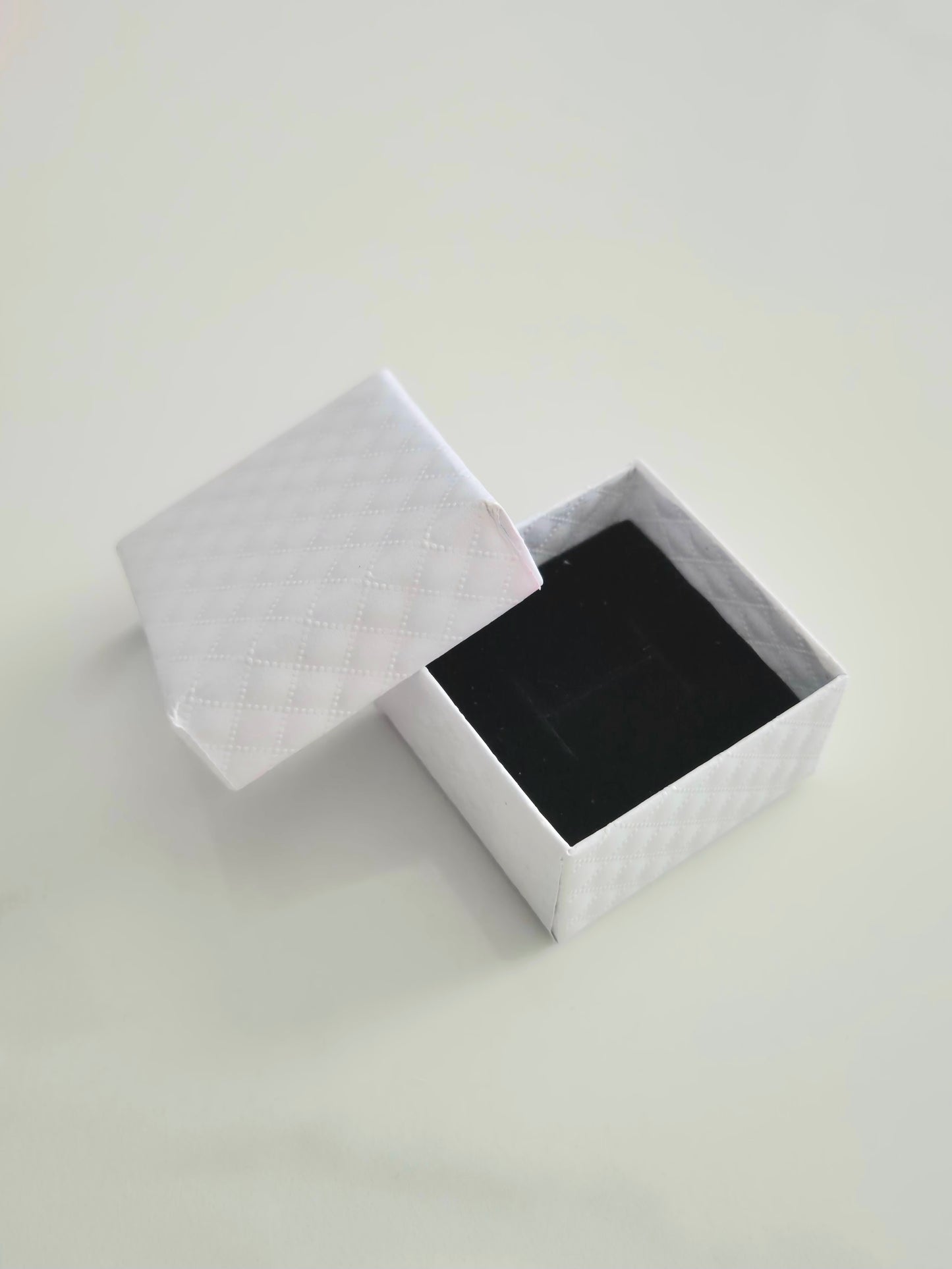 Papuošalų dėžutė dovanoms – balta (5 × 5 × 3 cm)