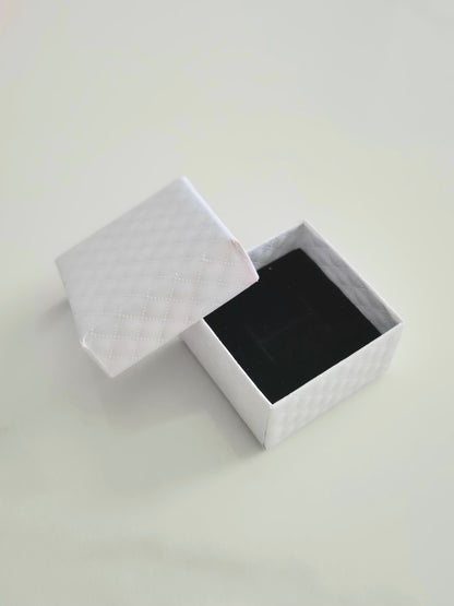 Papuošalų dėžutė dovanoms – balta (5 × 5 × 3 cm)