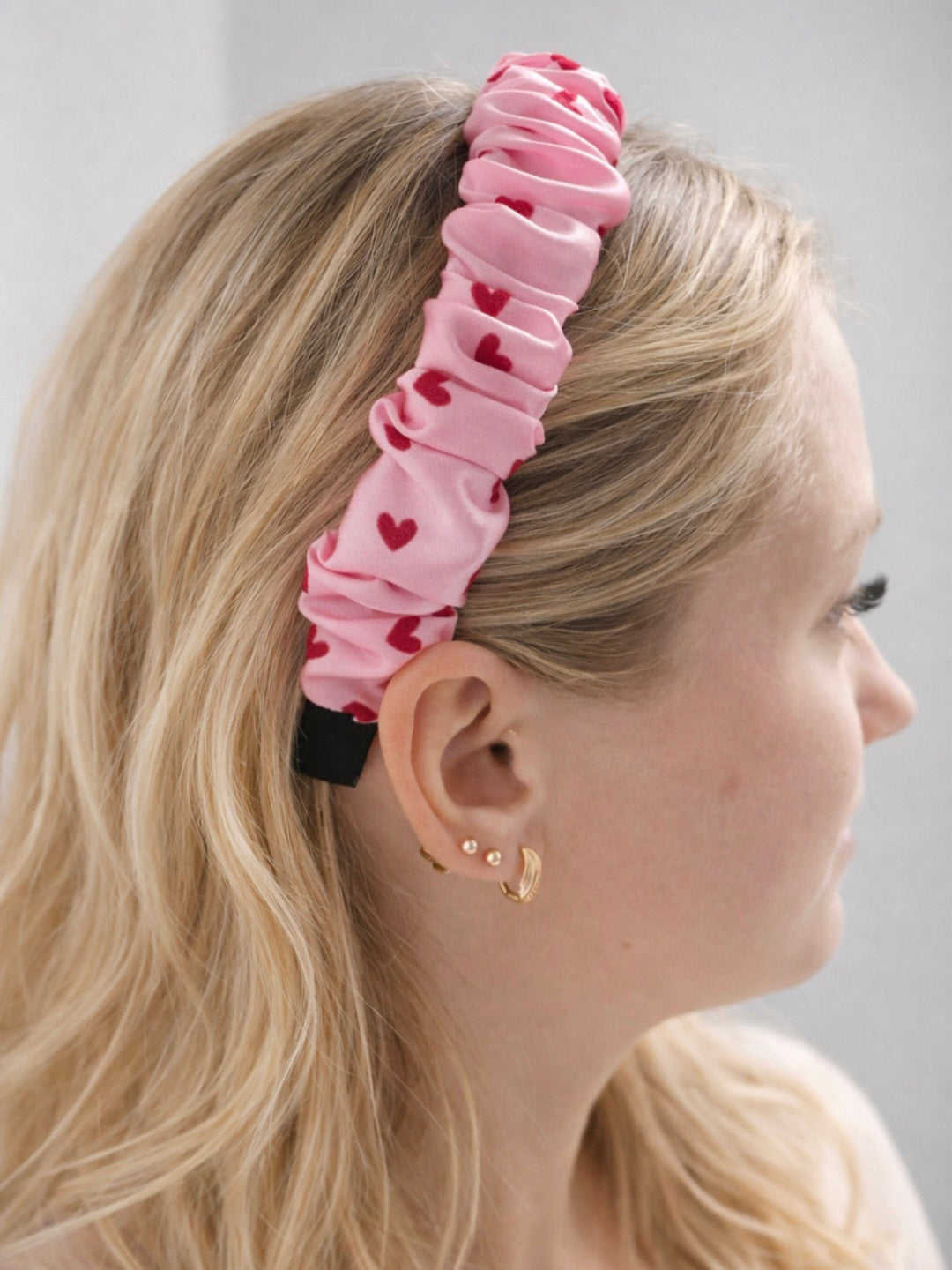 Rožinis satino lankelis su širdelėmis – platus