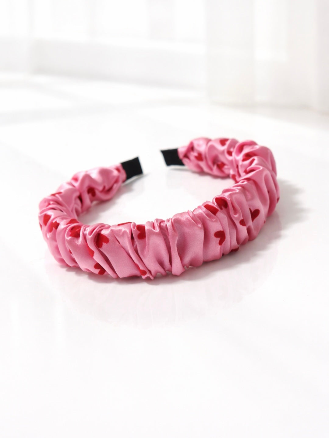 Rožinis satino lankelis su širdelėmis – platus