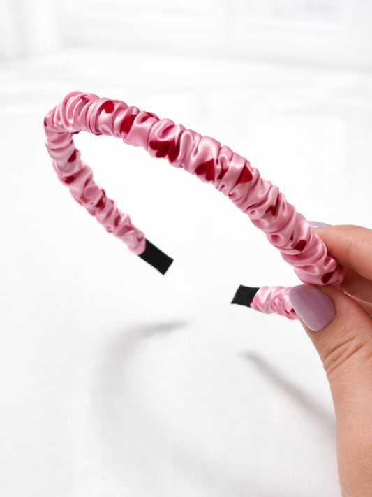 Rožinis satino lankelis su širdelėmis – siauras