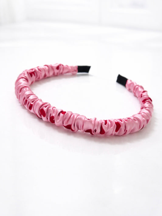 Rožinis satino lankelis su širdelėmis – siauras